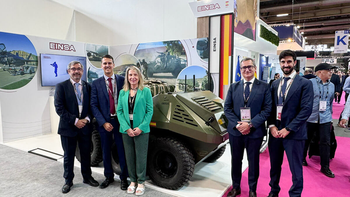 De la mano de su director general, David Ayala, el equipo de EINSA presenta a escala internacional su vehículo logístico robotizado ALANO, centrado en misiones de evacuación de heridos y transporte de cargas hasta 650 kilos - PHOTO/ESQE