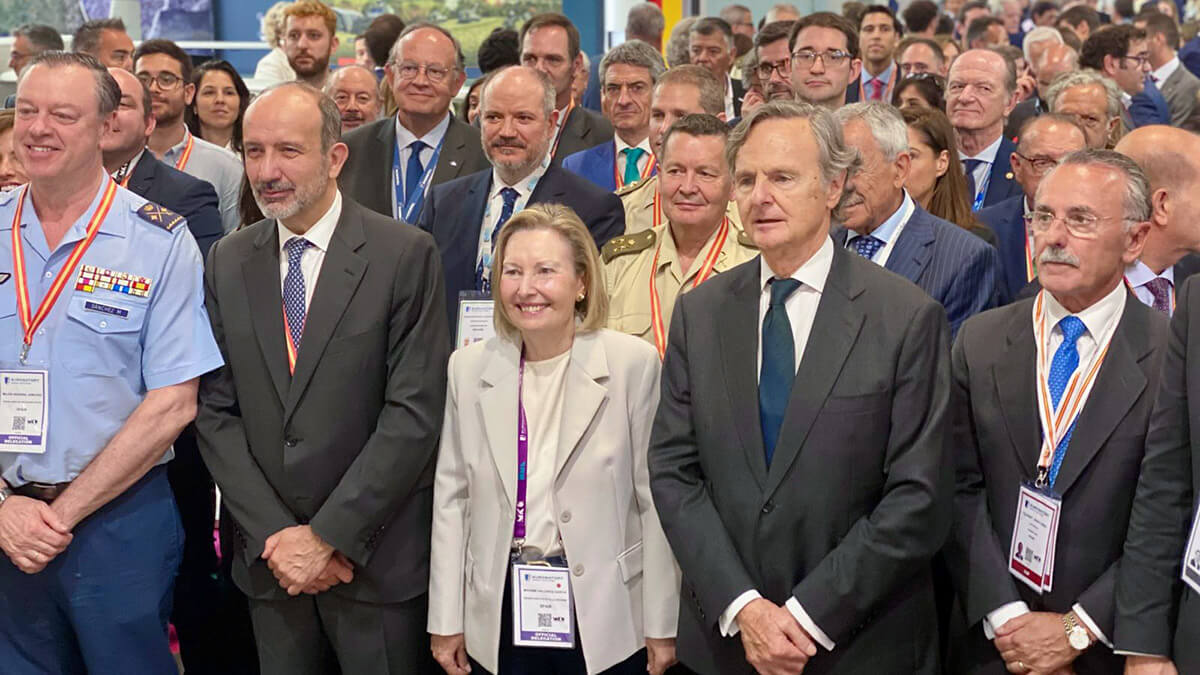 Foto de familia de autoridades y directivos del sector en Eurosatory. En primera fila, el general José Luis Sánchez, el embajador Victorio Redondo; la secretaria de Estado, Ricardo Martí Fluxá (TEDAE) y Lluis Furnells (Oesia) - PHOTO/ESQE