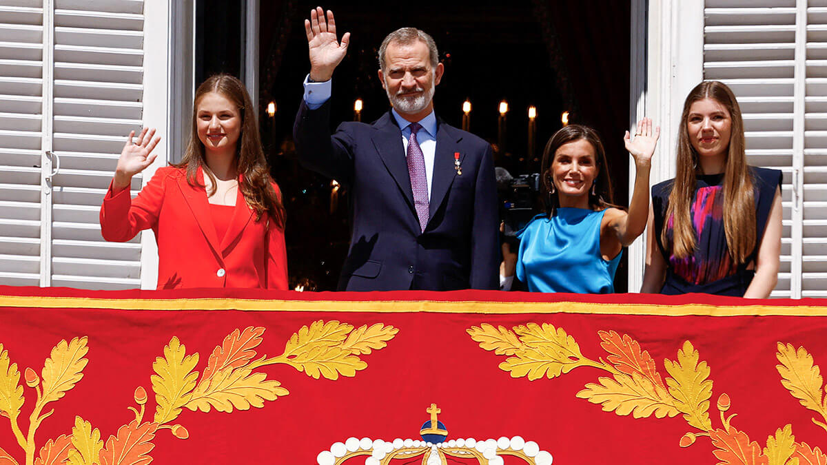 El rey de España Felipe, la reina Letizia y sus hijas, la princesa Leonor y la infanta Sofía, saludan desde un balcón después de asistir al relevo de la Guardia Real durante las conmemoraciones del décimo aniversario de la proclamación del rey de España Felipe VI en el Palacio Real - REUTERS/SUSANA VERA
