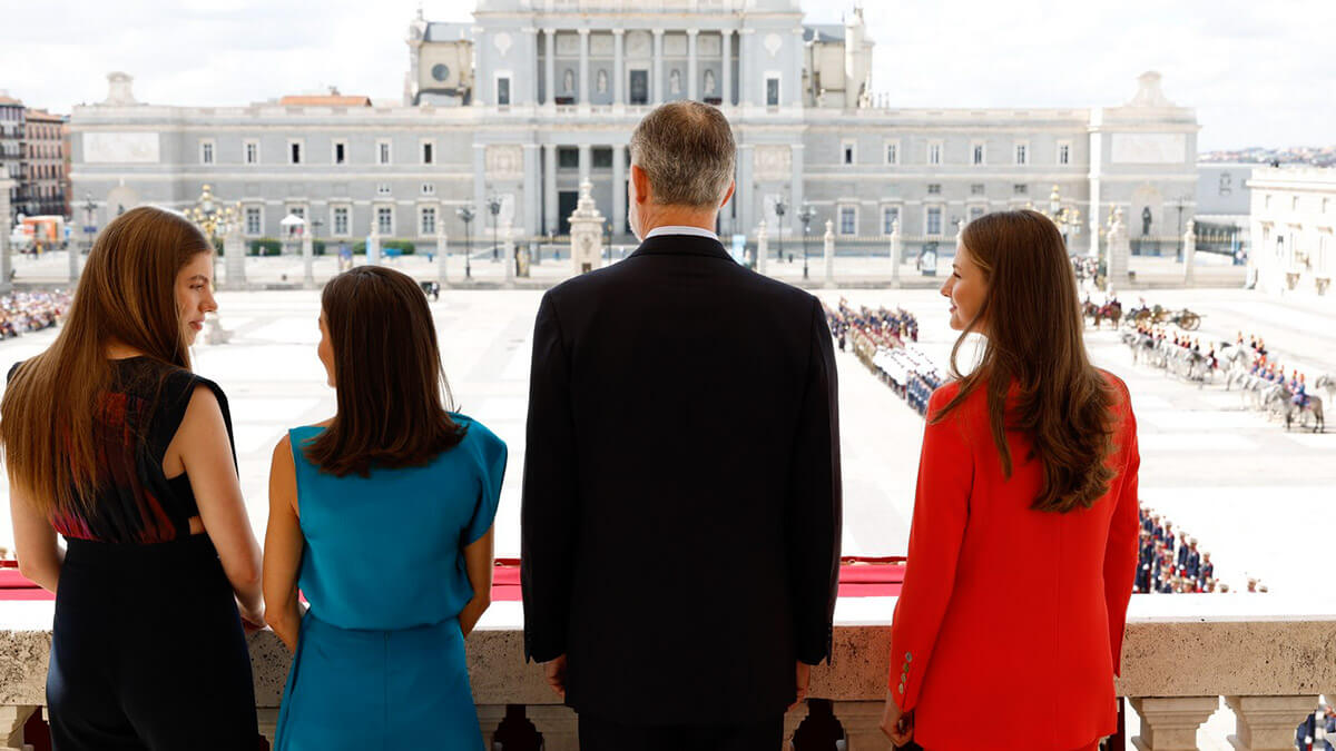 Sus Majestades los Reyes, acompañados de Sus Altezas Reales la Princesa de Asturias y la Infanta Doña Sofía, presiden el relevo solemne de la Guardia Real, con ocasión del X aniversario de la Proclamación de Su Majestad el Rey - PHOTO/ © Casa de S.M. el Rey