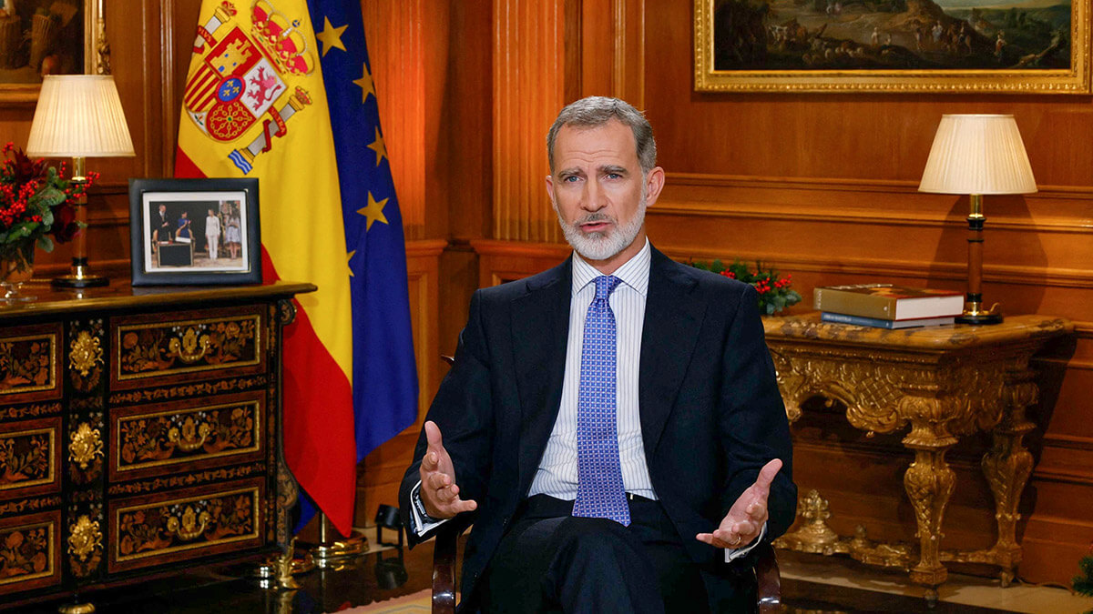 El rey de España Felipe VI pronuncia su tradicional discurso de Nochebuena en el Palacio Real de La Zarzuela de Madrid el 24 de diciembre de 2023 - AFP/ANDRES BALLESTEROS