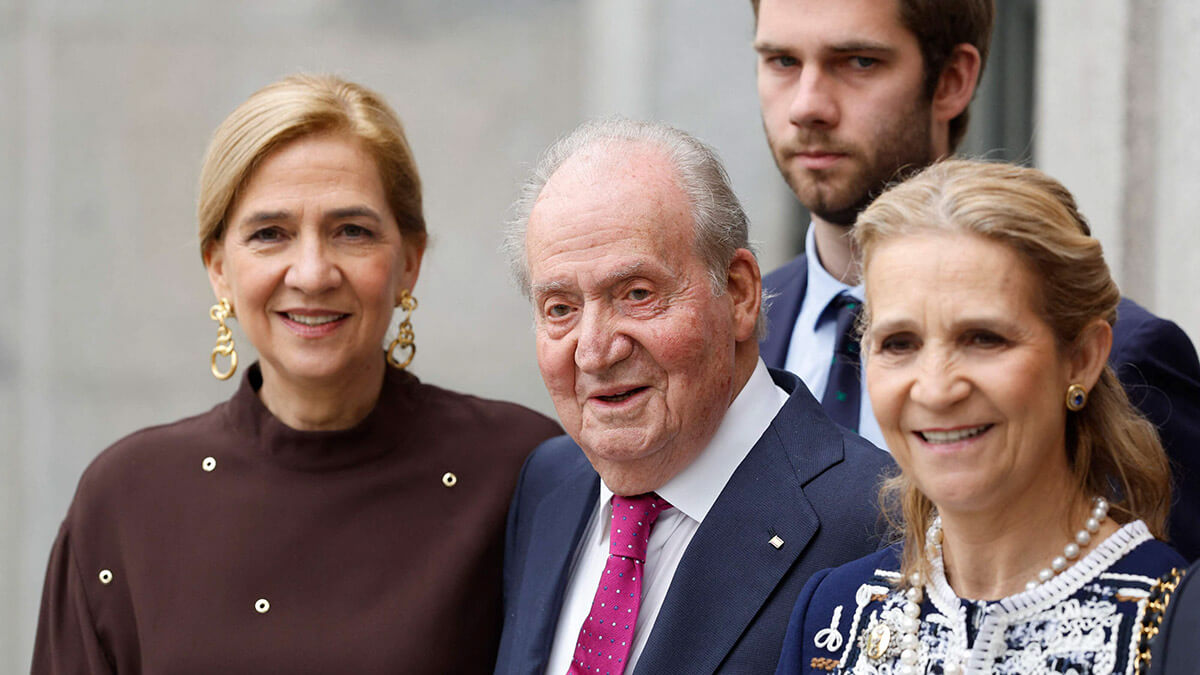El rey emerito de España Juan Carlos I posa con sus hijas, Cristina y Elena de Borbón y su nieto Juan Urdangarin - AFP/OSCAR POZO