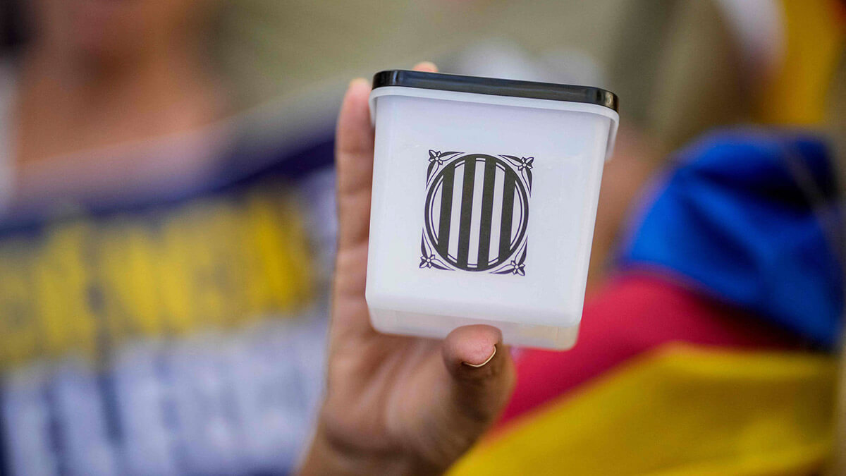 Un manifestante sostiene una urna en miniatura durante una manifestación que conmemora el sexto aniversario de un referéndum de autodeterminación organizado por separatistas catalanes - AFP/PAU BARRENA