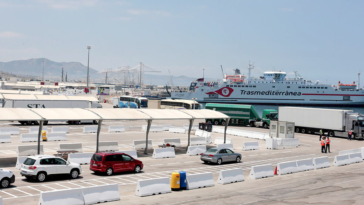 <p>Un ferry en el puerto de contenedores Tanger-Med en Ksar Sghir, cerca de la ciudad costera de Tánger, Marruecos <strong>- REUTERS/YOUSSEF BOUDLAL</strong></p>