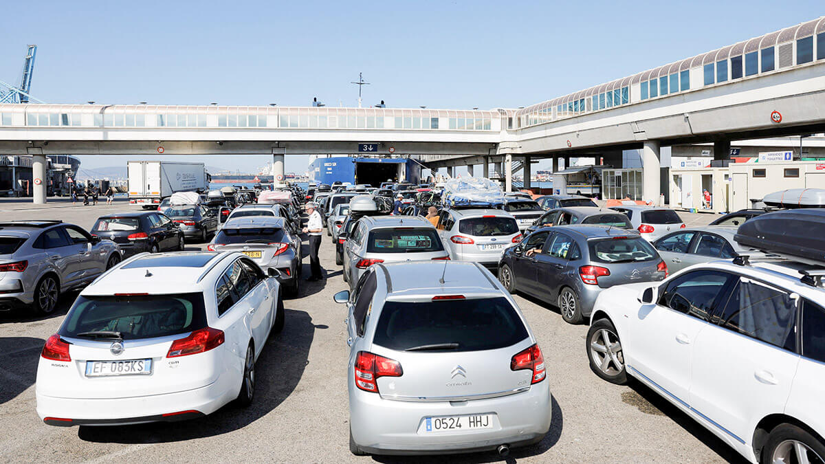 <p>Las familias esperan con sus vehículos para tomar un ferry a Marruecos en el puerto de Algeciras, España, 8 de julio de 2022 <strong>- REUTERS/JON NAZCA</strong></p>
