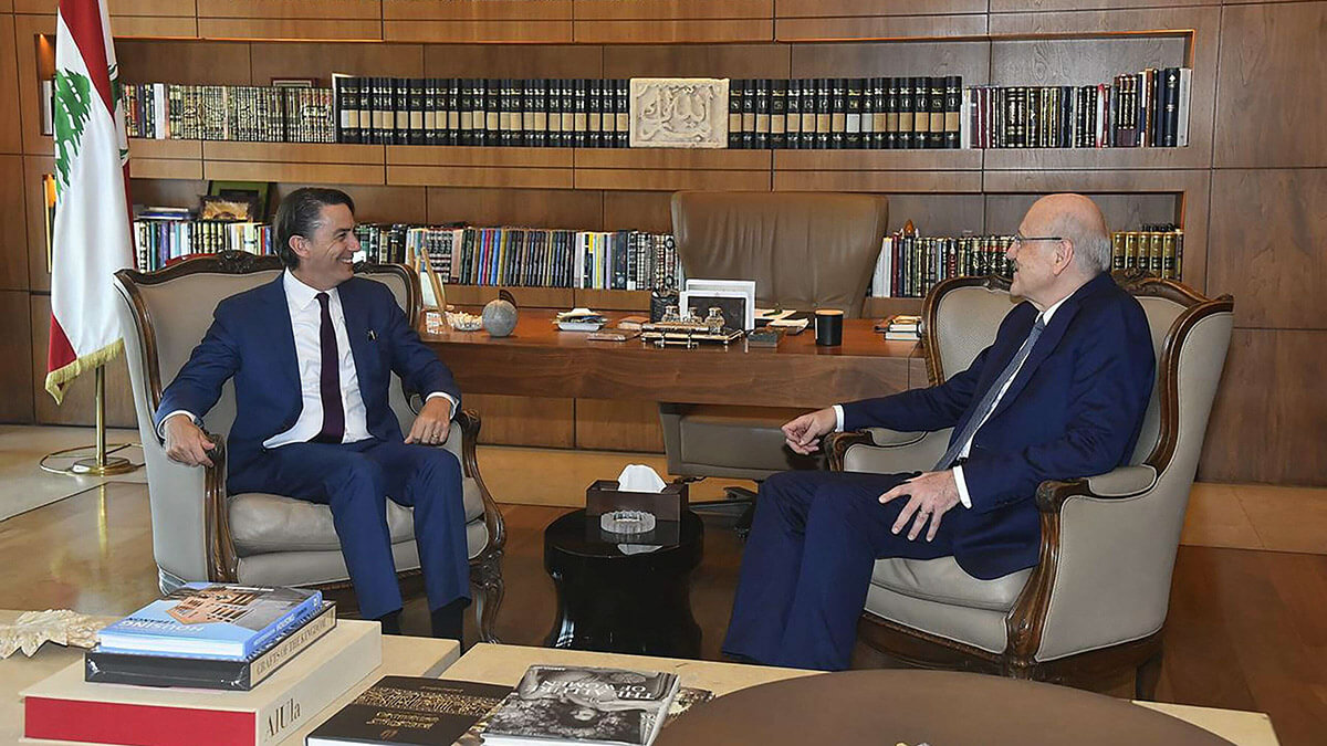 El primer ministro interino del Líbano, Najib Mikati, se reúne con el enviado especial estadounidense Amos Hochstein en Beirut el 18 de junio de 2024 - AFP PHOTO / OFICINA DE PRENSA DEL PRIMER MINISTRO LIBANÉS