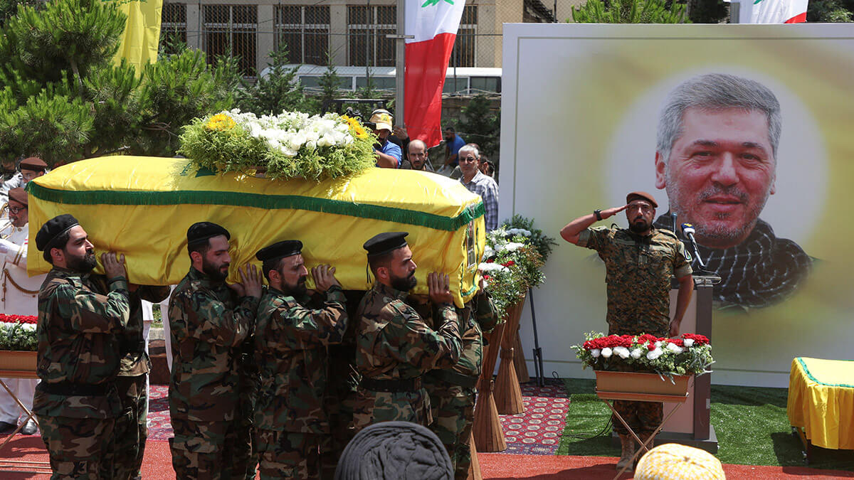 Miembros de Hezbolá en el funeral de Taleb Abdallah, un alto comandante eliminado en un ataque de Israel - REUTERS/MOHAMED AZAKIRA