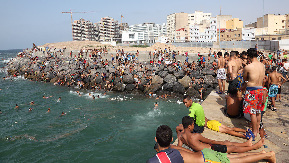 Jóvenes marroquíes saltando al océano Atlántico en Casablanca, Marruecos - <a target="_blank" data-cke-saved-href="https://depositphotos.com/es/?/" href="https://depositphotos.com/es/?/">Depositphotos</a>