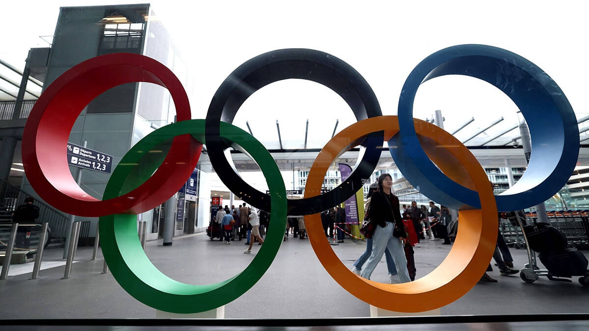 Vista de los anillos olímpicos exhibidos en el nivel de llegada del aeropuerto de Orly, al sur de París, el 19 de junio de 2024 - AFP/EMMANUEL DUNAND