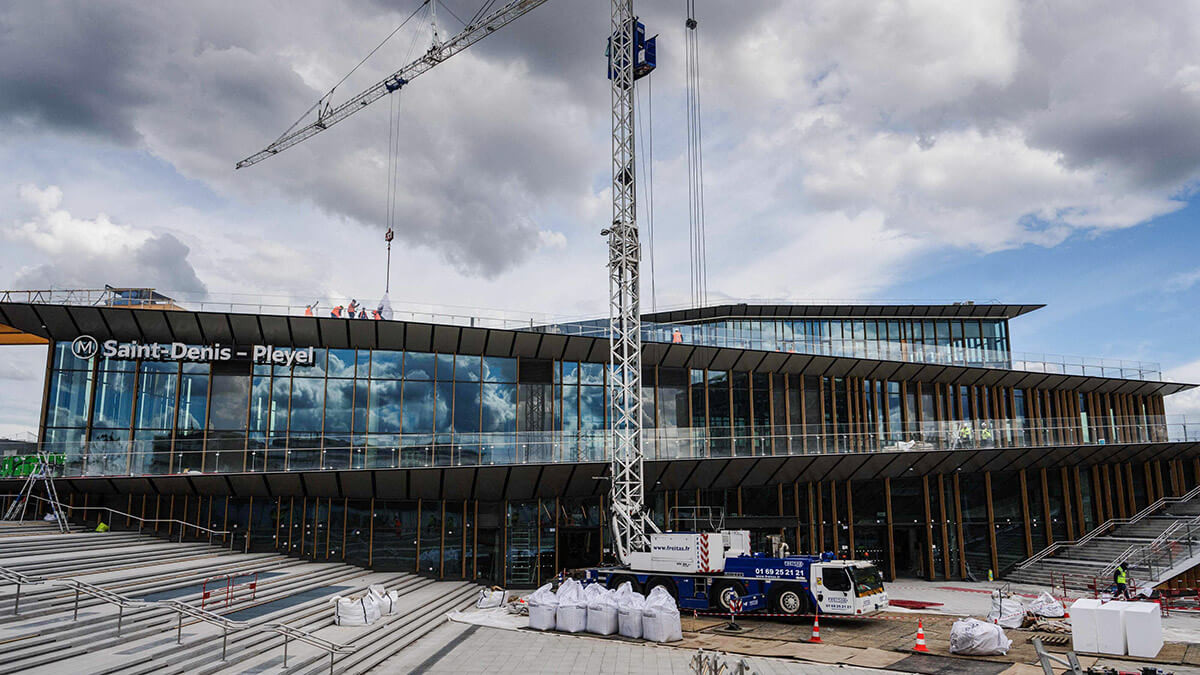 Esta fotografía tomada el 15 de mayo de 2024 muestra a los trabajadores de la construcción trabajando en la estación de metro Saint-Denis Pleyel como parte del proyecto Grand Paris Express, que se encuentra en Saint-Denis, en los suburbios del norte de París - AFP/DIMITAR DILKOFF