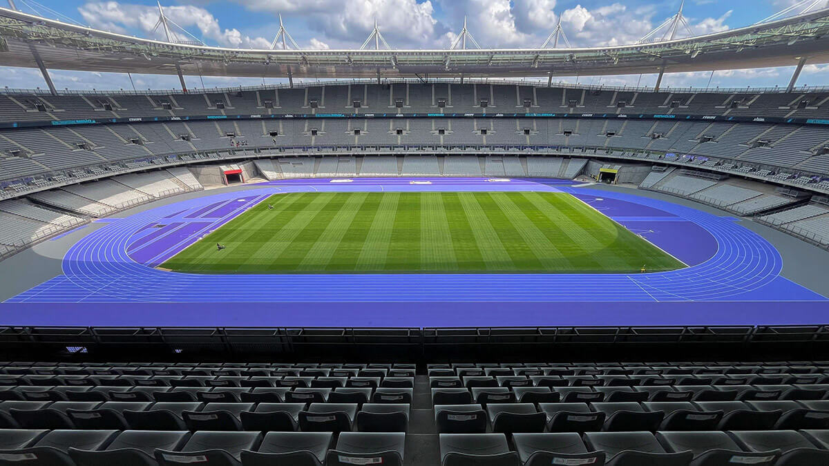 Esta fotografía muestra una vista general de la nueva pista del Stade de France, el Estadio Olímpico de los Juegos Olímpicos y Paralímpicos de París 2024, en Saint-Denis, al norte de París, el 7 de mayo. 2024 - AFP/MARTIN BUREAU