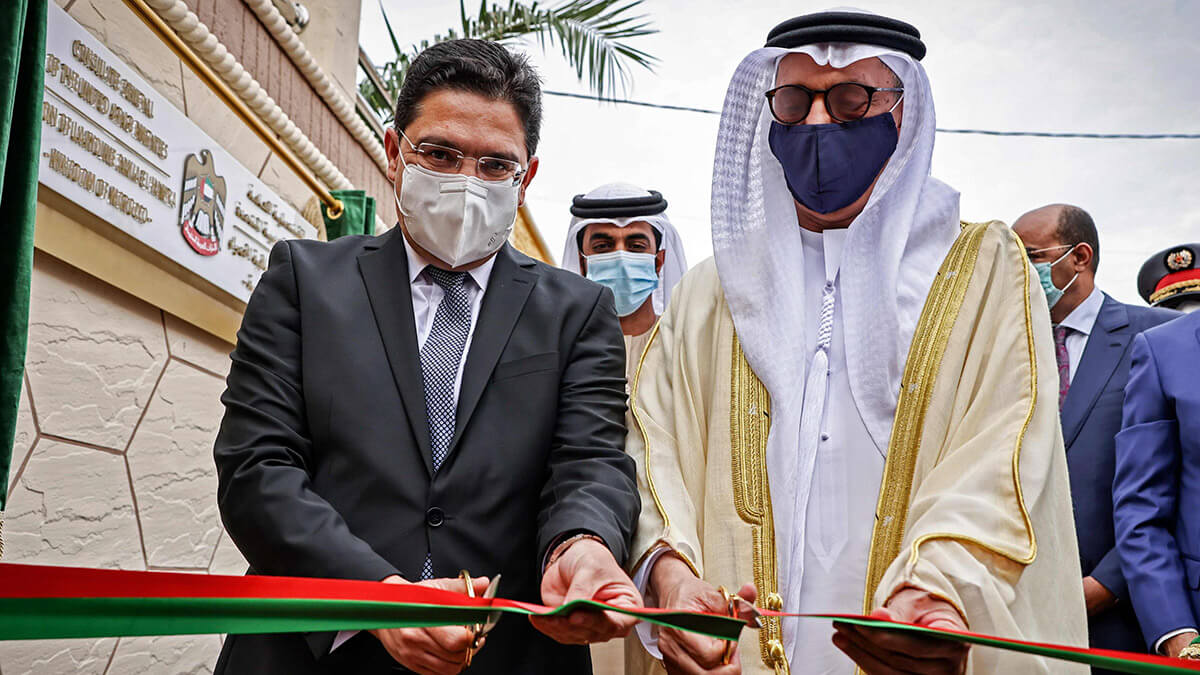 El ministro de Asuntos Exteriores de Marruecos, Nasser Bourita, y el embajador de los Emiratos Árabes Unidos en Marruecos, Al-Asri Saeed Ahmed Aldhaheri, inauguran el consulado de los Emiratos en El Aaiún - AFP/FADEL SENNA