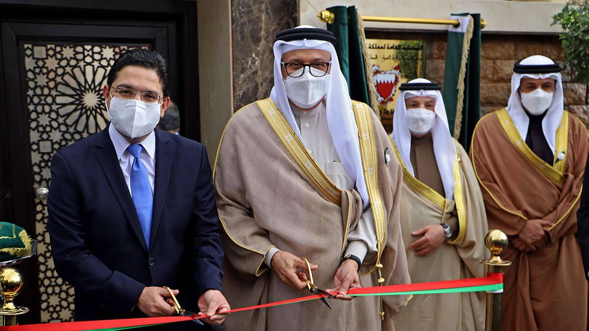 El Ministro de Asuntos Exteriores marroquí, Nasser Bourita, y su homólogo bahreiní, Abdellatif al-Zayani, inauguran el consulado de Bahréin en El Aaiún, la principal ciudad de la región marroquí del Sáhara Occidental - PHOTO/AFP