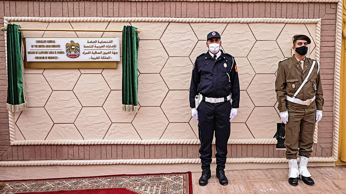 Guardias de seguridad se encuentran frente al nuevo consulado de los Emiratos Árabes Unidos en El Aaiún - AFP/FADEL SENNA