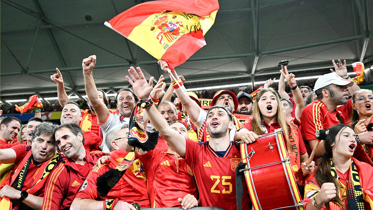 Los aficionados españoles celebran en las gradas después del partido - REUTERS/CARMEN JASPERSEN