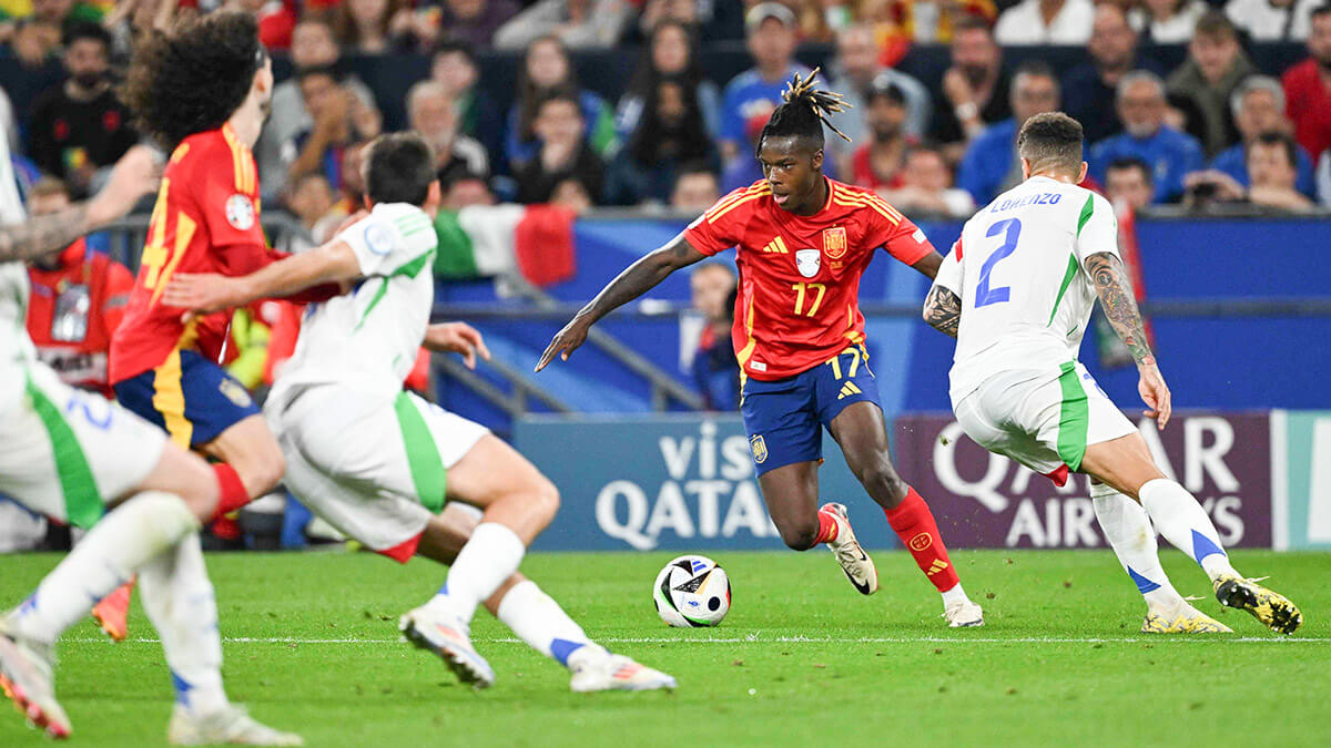 El centrocampista Nico Williams corre con el balón durante el partido de fútbol del Grupo B de la UEFA Euro 2024 entre España e Italia en el Arena AufSchalke en Gelsenkirchen el 20 de junio de 2024 - AFP/PATRICIA DE MELO MOREIRA