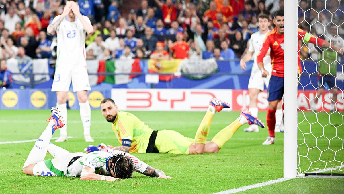 El italiano Riccardo Calafiori se muestra abatido tras marcar el primer gol de España en propia meta - REUTERS/CARMEN JASPERSEN