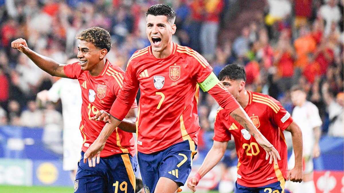 El delantero Lamine Yamal y el delantero Álvaro Morata celebran después de que el defensa italiano Riccardo Calafiori marque un gol en propia meta durante el partido de fútbol del Grupo B de la UEFA Euro 2024 entre España e Italia en el Arena AufSchalke en Gelsenkirchen el 20 de junio de 2024 - AFP/PATRICIA DE MELO MOREIRA
