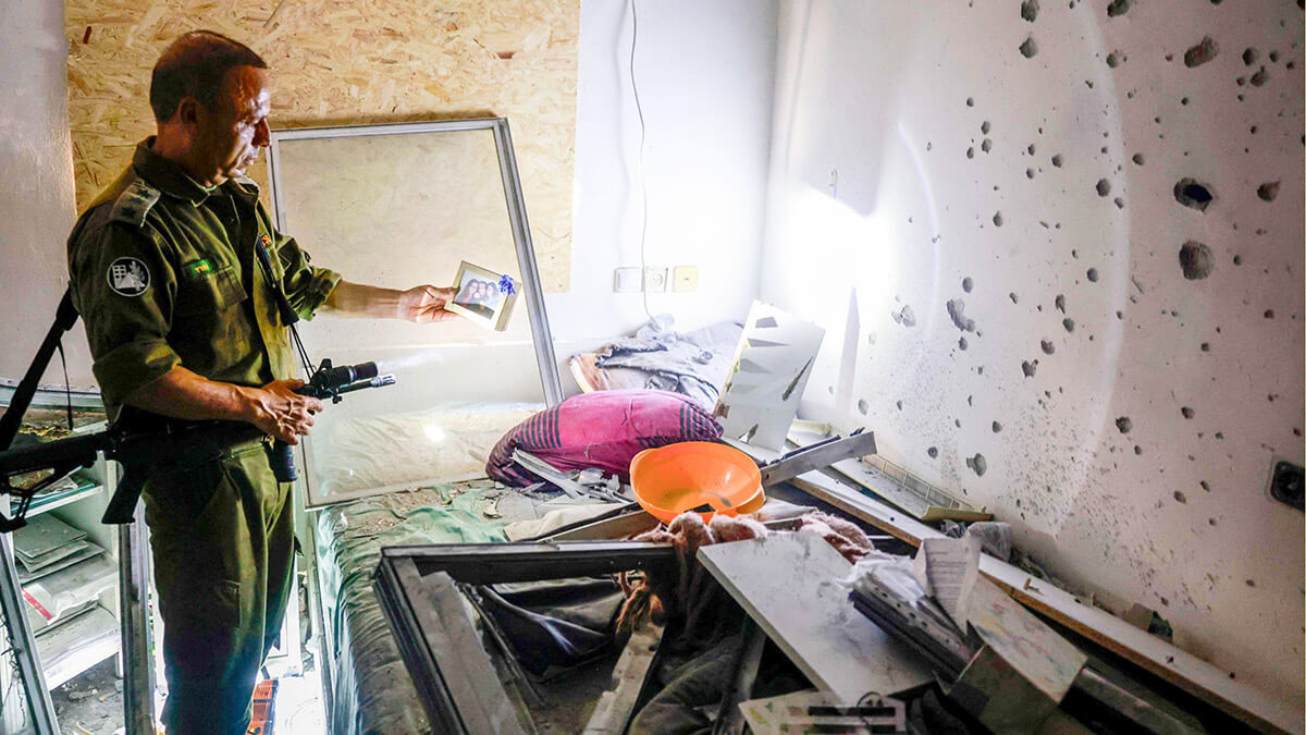 Un soldado israelí en una casa que fue alcanzada por un cohete de Hezbolá en Kiryat Shmona, en el norte de Israel, cerca de la frontera con Líbano - AFP/MENAHEM KAHANA