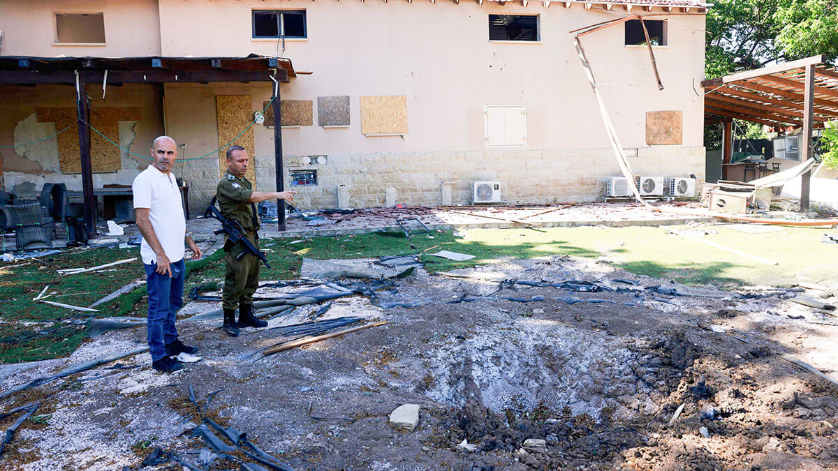 Un cráter en el suelo de una casa que fue alcanzada por un cohete de Hezbolá en Kiryat Shmona, en el norte de Israel - AFP/MENAHEM KAHANA