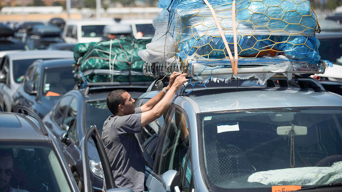 <p>Un hombre revisa su equipaje mientras espera para embarcar en ferries con destino a Tánger - AFP/JORGE GUERRERO</p>