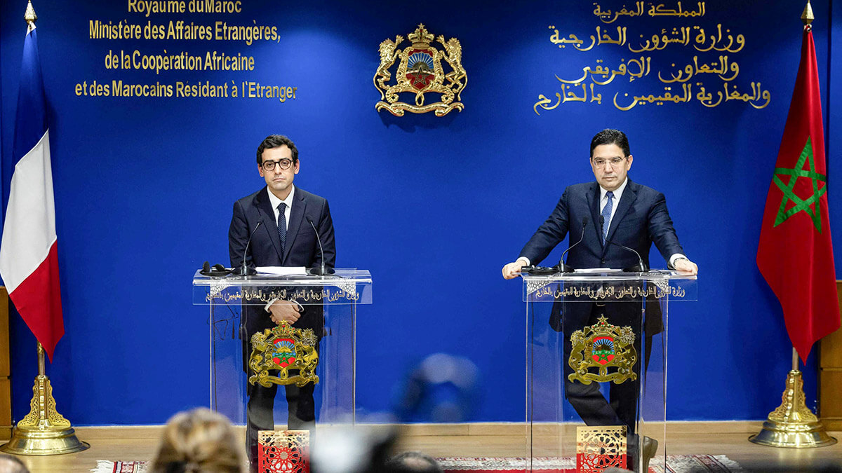 El ministro marroquí de Asuntos Exteriores, Nasser Bourita y su homólogo francés, Stéphane Sejourne, asisten a una rueda de prensa conjunta al término de una reunión en Rabat el 26 de febrero de 2024 - AFP/FADEL SENNA