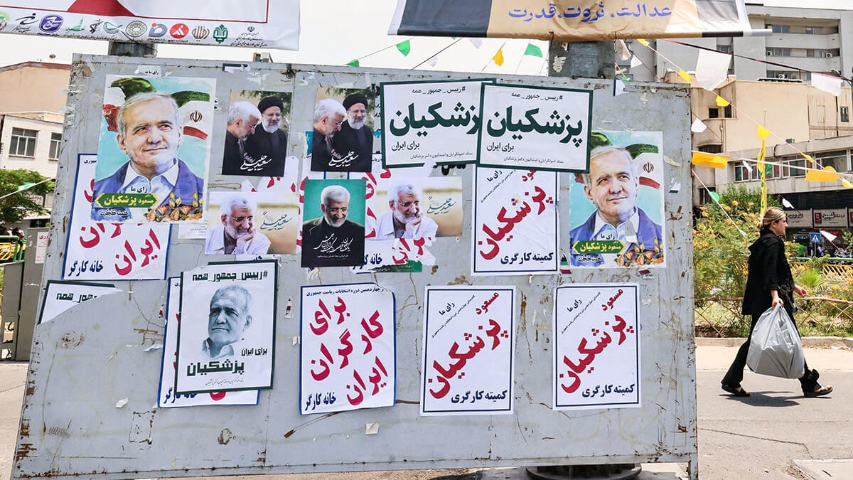 <p>Carteles eletorales en Teherán el 20 de junio de 2024, antes de las elecciones del 28 de junio para sustituir al presidente Ebrahim Raisi, que murió en un accidente de helicóptero - AFP/ATTA KENARE</p>