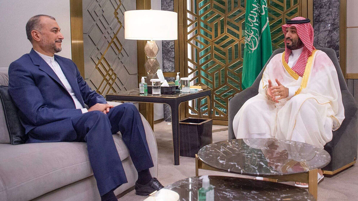 El exministro de Asuntos Exteriores de Irán, Hossein Amir-Abdollahian, reuniéndose con el príncipe heredero de Arabia Saudí, Mohammad Bin Salman, en Jeddah el 18 de agosto de 2023 - PHOTO/ MINISTERIO DE EXTRANJEROS SAUDÍ