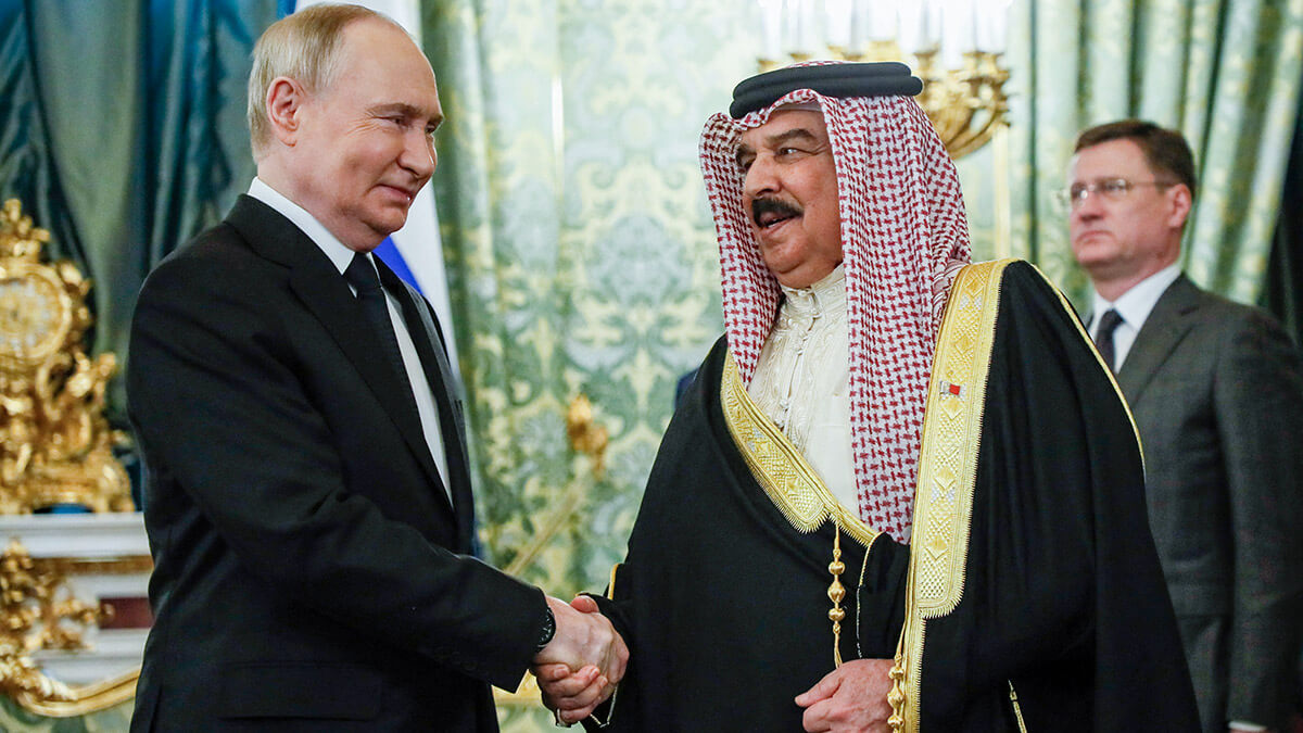 El presidente ruso Vladimir Putin le da la mano al rey de Bahréin Hamad bin Isa Al Khalifa durante su reunión en el Kremlin en Moscú, Rusia, el 23 de mayo de 2024 - REUTERS/ YURI KOCHETKOV