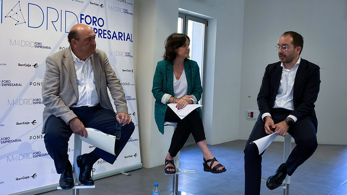 David Cuesta (dcha.) comenta el informe con Inés Cardenal y Víctor García Nebreda