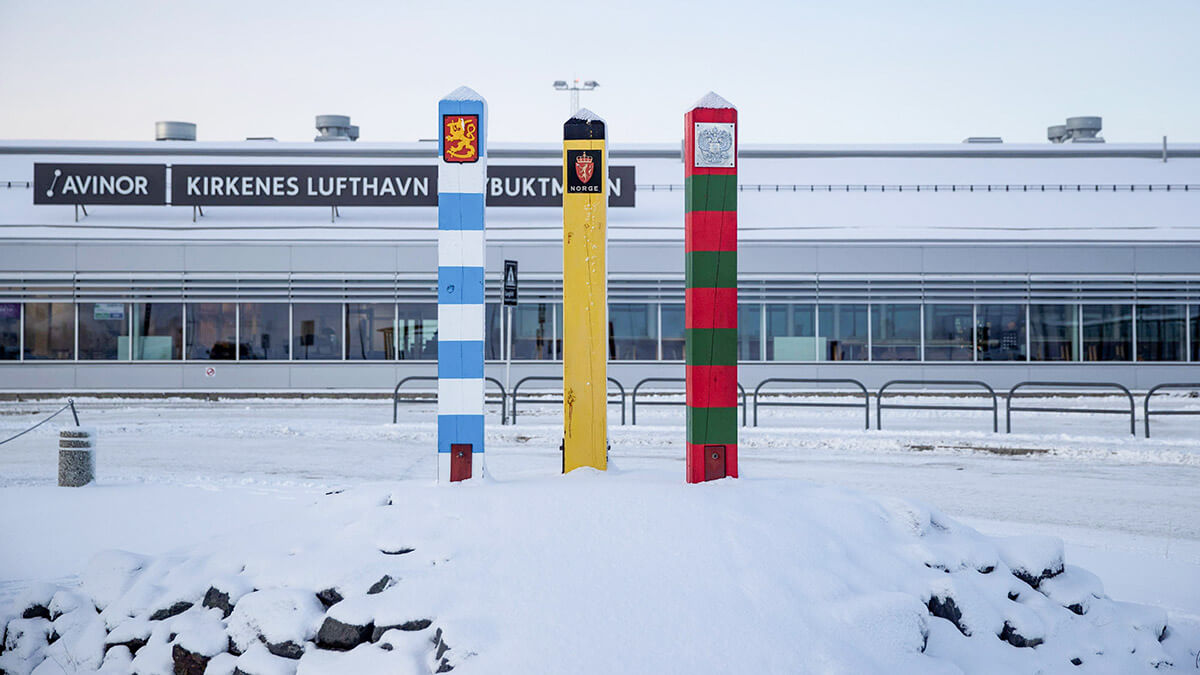 Pilares fronterizos de Finlandia, Noruega y Rusia junto al aeropuerto de Kirkenes - REUTERS/MAXIM SHEMETOV