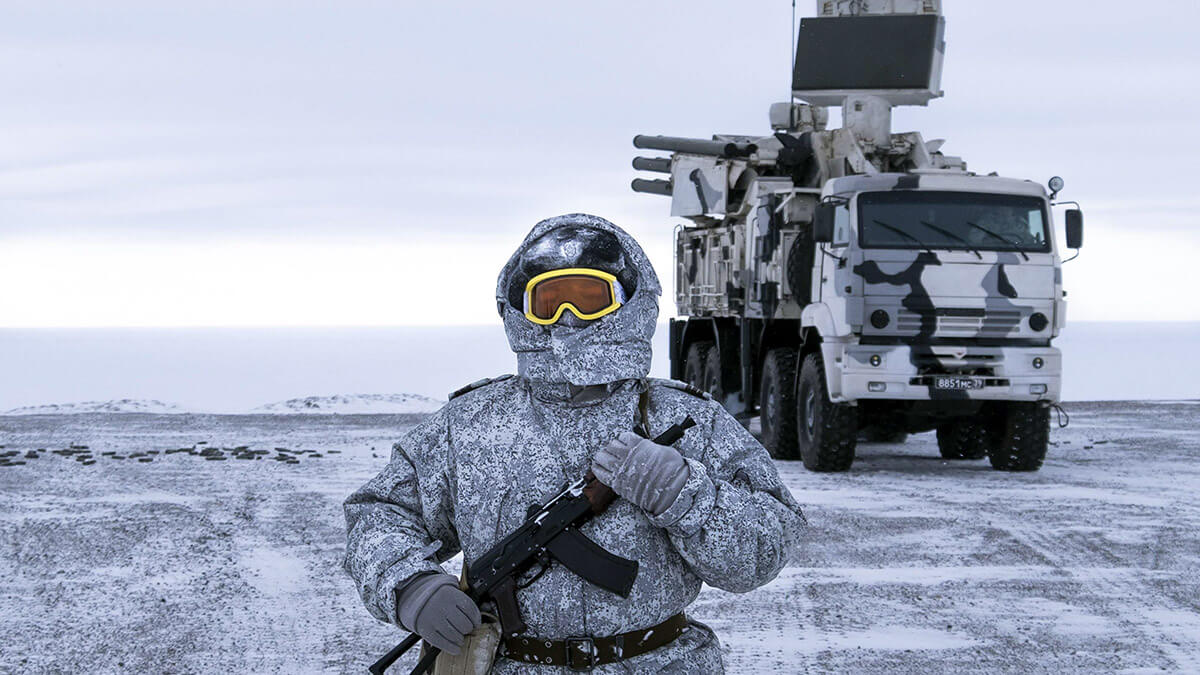Soldado ruso hace guardia en el archipiélago de las Nuevas Islas Siberianas, entre los mares de Laptev y de Siberia Oriental - AP/VLADIMIR ISACHENKOV