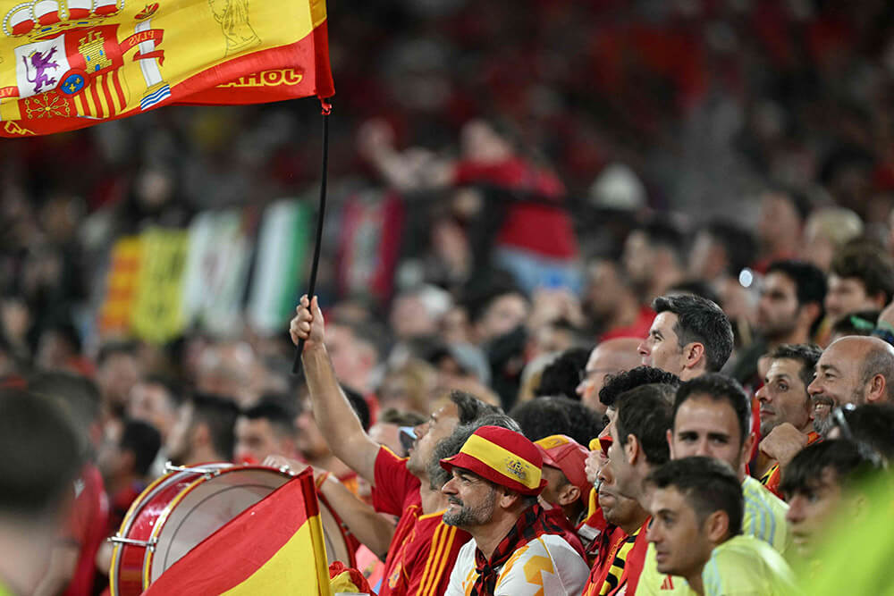 Los seguidores de España animan durante el partido de fútbol del Grupo B de la UEFA Euro 2024 entre Albania y España en el Düsseldorf Arena de Düsseldorf el 24 de junio de 2024 - AFP/PATRICIA DE MELO MOREIRA