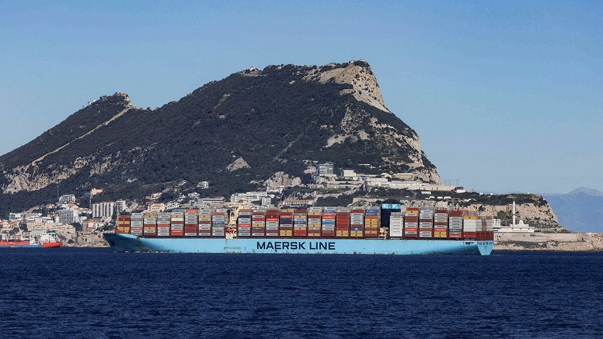 Uno de los buques portacontenedores más grandes del mundo, mientras navega por el Estrecho de Gibraltar hacia el puerto de Algeciras - REUTERS/JON NAZCA