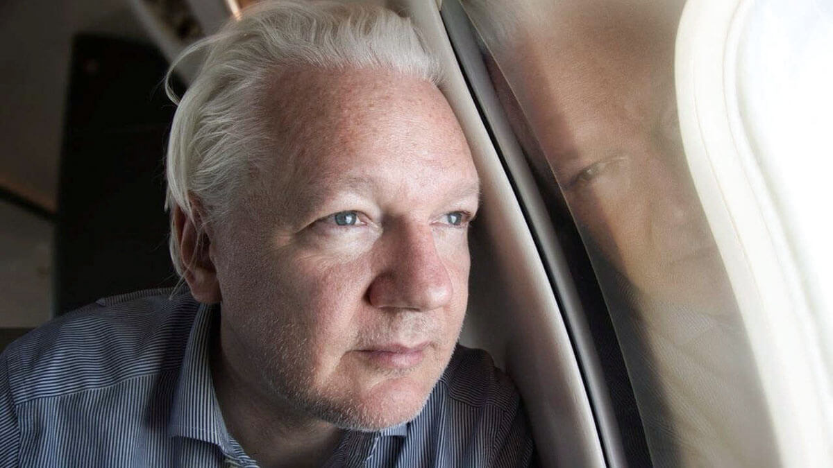 El fundador de WikiLeaks, Julian Assange, mira por la ventana de un avión mientras se acerca al aeropuerto de Bangkok para hacer escala, según la publicación de Wikileaks en X, en esta imagen publicada en las redes sociales el 25 de junio de 2024 - PHOTO/WIKILEAKS vía X