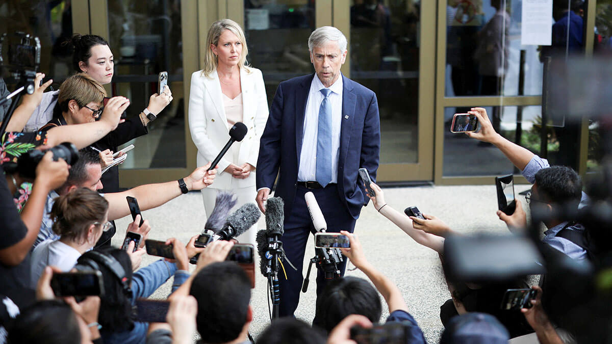 <p>El abogado del fundador de WikiLeaks, Julian Assange, Barry Pollack, habla con los medios junto a la abogada Jennifer Robinson fuera del Tribunal de Distrito de los Estados Unidos después de una audiencia, en Saipán, Islas Marianas del Norte, EE. UU., el 26 de junio de 2024 - REUTERS/KIM HONG-JI </p>
