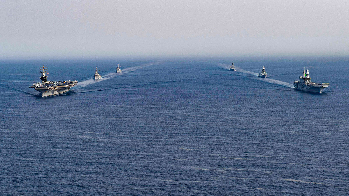 El portaaviones de la Armada de EE. UU. USS Dwight D. Eisenhower (CVN 69) y el portaaviones ITS Cavour (CVH 550) en el Mar Rojo - AFP FOTO / US Navy