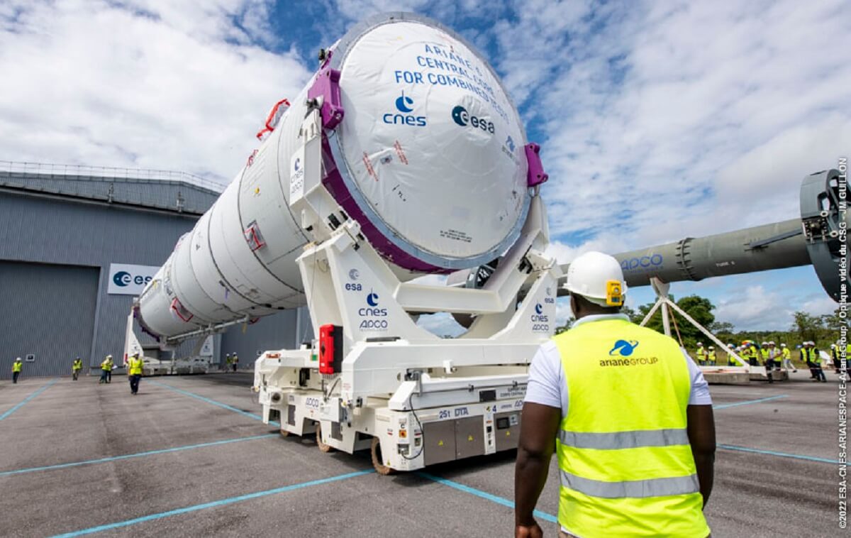 Foto4EsaAriane6ListoLanzEtapaCoreCreEsaCnesArianespaceJmGuillon