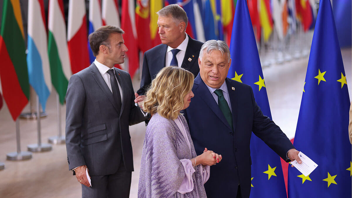 El presidente de Francia, Emmanuel Macron, el primer ministro de Hungría, Viktor Orban, y la primera ministra de Italia, Giorgia Meloni, asisten a una sesión de fotos familiares durante la cumbre de líderes de la Unión Europea en Bruselas, Bélgica, el 27 de junio de 2024 - REUTERS/JOHANNA GERON