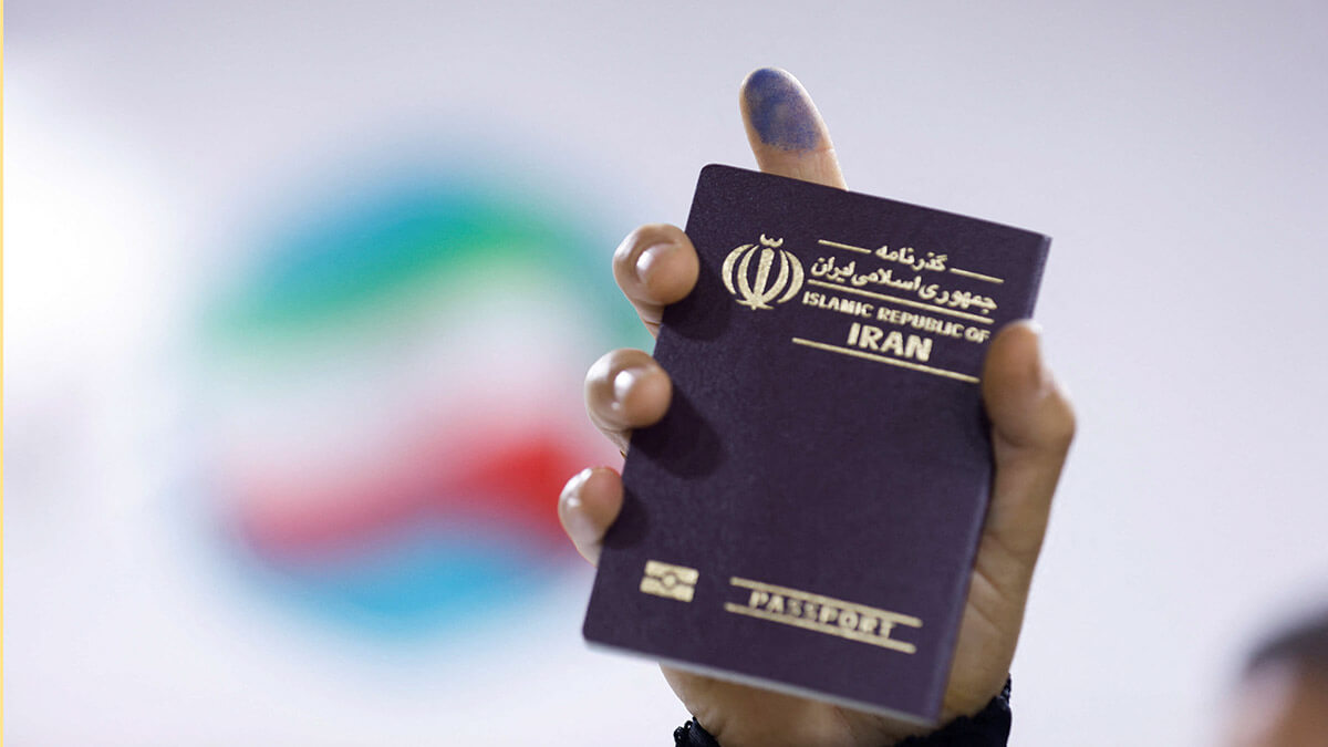 Una persona muestra su dedo entintado y su pasaporte después de votar en una elección presidencial anticipada para elegir un sucesor de Ebrahim Raisi tras su muerte en un accidente de helicóptero, en el consulado iraní en Najaf, Irak, el 28 de junio de 2024 - REUTERS/ALAA AL-MARJANI