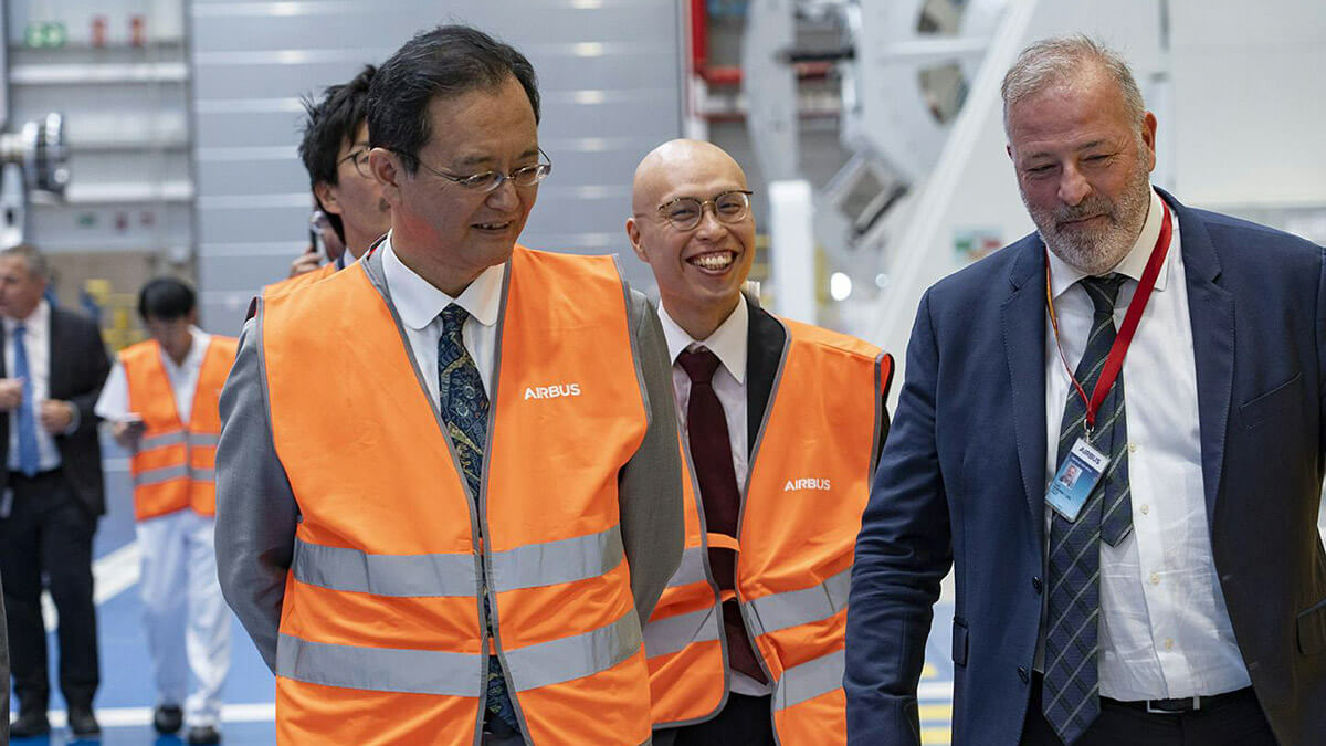 El embajador Takahiro Nakamae fue informado con detalle por Luis Guerra de las capacidades y principales programas que están en marcha en la factoría madrileña - PHOTO/Airbus DS