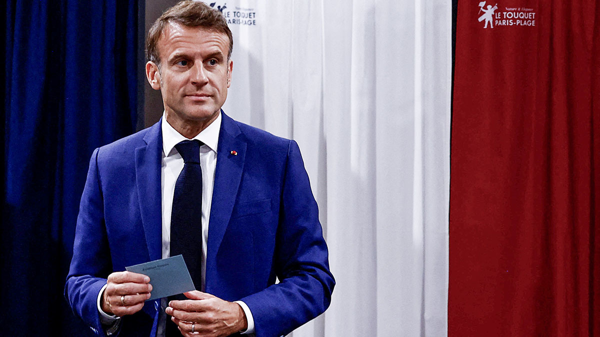 El presidente de Francia, Emmanuel Macron, antes de emitir su voto en la primera ronda de las elecciones parlamentarias en una mesa electoral en le Touquet, al norte de Francia, el 30 de junio de 2024 - REUTERS/YARA NARDI