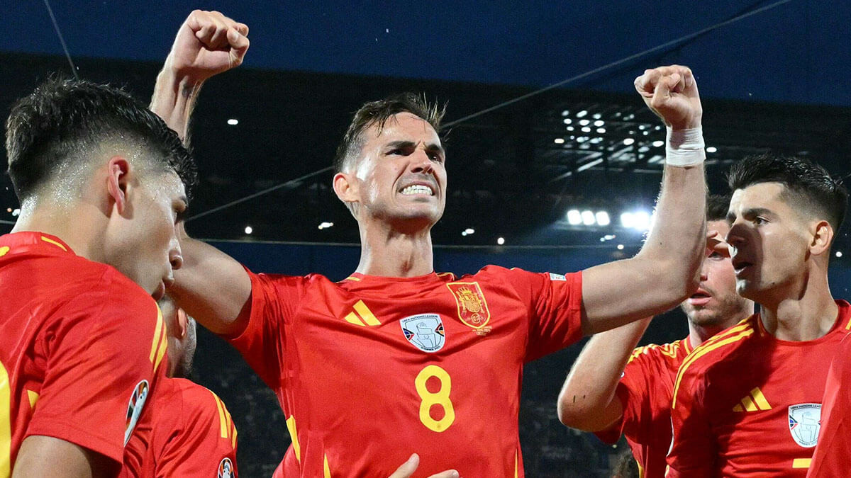 Fabián Ruiz celebra con sus compañeros de equipo después de anotar el segundo gol de su equipo durante el partido de octavos de final de la UEFA Euro 2024 entre España y Georgia en el Estadio de Colonia el 30 de junio de 2024 - AFP/ALBERTO PIZZOLI