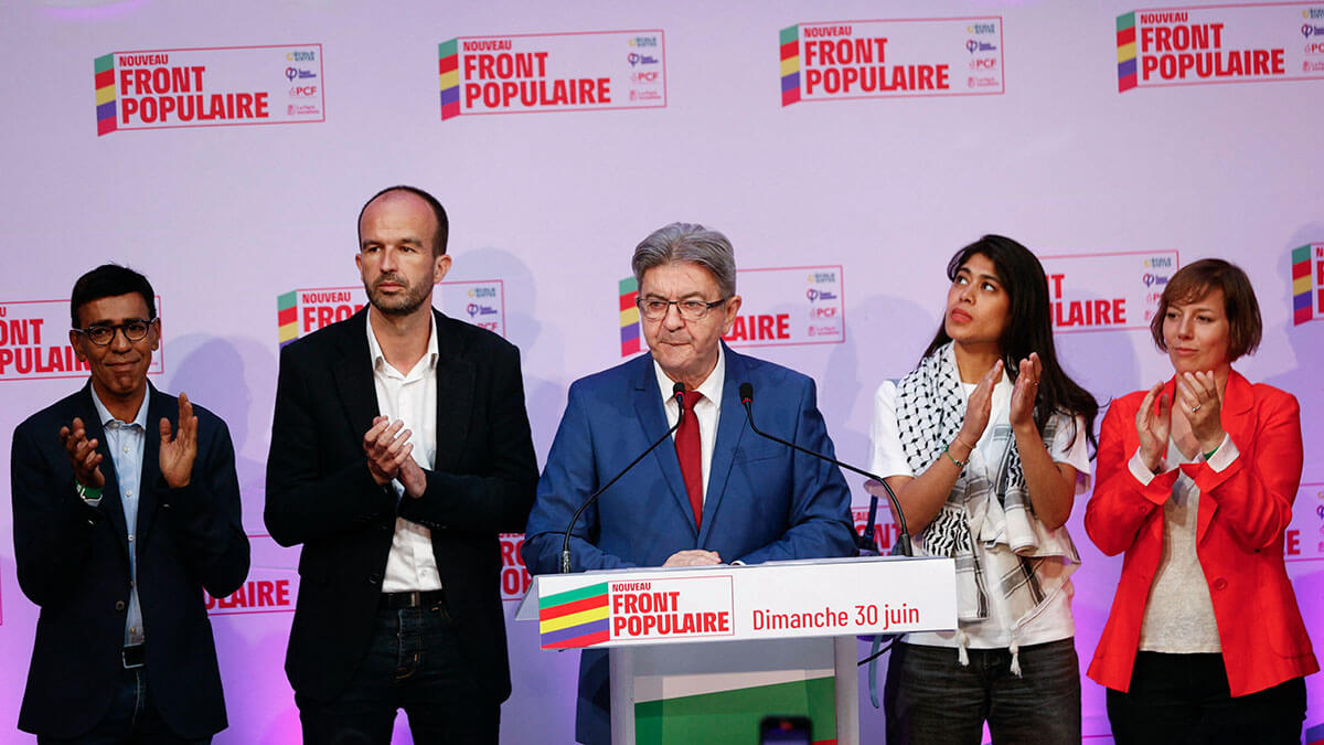 Jean-Luc Melenchon, líder del partido opositor de extrema izquierda francés La Francia Insumisa, con varios miembros de NFP - REUTERS/ABDUL SABOOR