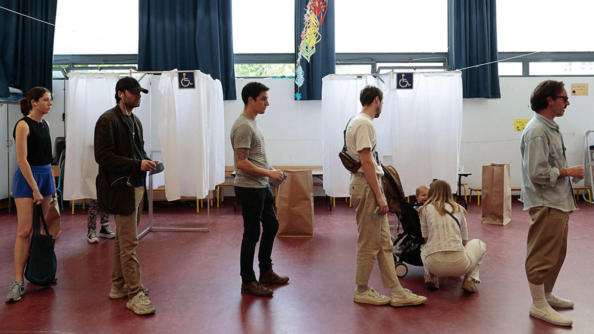La gente hace cola para votar en la primera vuelta de las elecciones parlamentarias anticipadas francesas en un colegio electoral en París, Francia, el 30 de junio de 2024 - REUTERS/ABDUL SABOOR