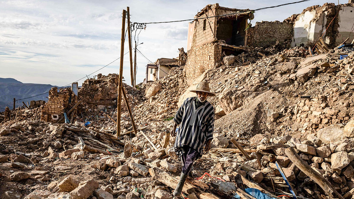 AFP/FADEL SENNA - Un hombre camina entre los escombros en la aldea de Douzrou, en el centro de Marruecos, afectada por el terremoto, el 13 de febrero de 2024. Las autoridades marroquíes dijeron que unas 3.000 personas murieron durante el terremoto del 8 de septiembre que dejó más de 60.000 viviendas destruidas.