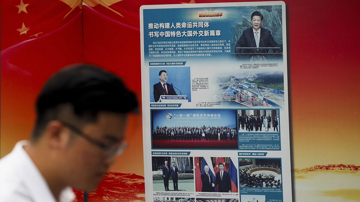 Cartel de propaganda gubernamental que promueve la firma del presidente chino Xi Jinping, One Belt One Road, frente a una estación de metro en Pekín - AP/ANDY WONG