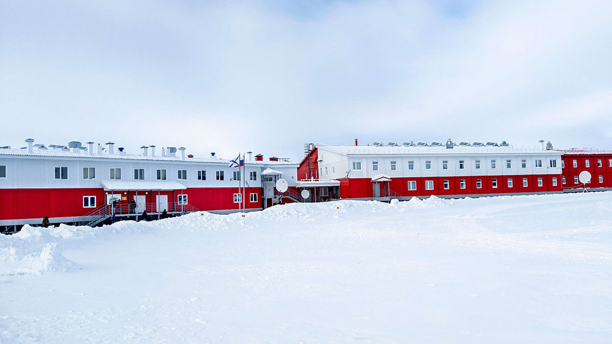 Edificio de la base militar del norte de Rusia en la isla Kotelny, más allá del Círculo Polar Ártico - AFP/MAXIME POPOV