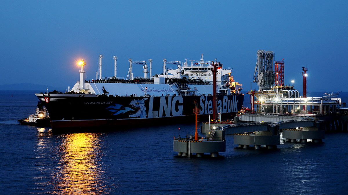 El buque cisterna de GNL Stena Blue Sky se ve en la nueva terminal de gas natural licuado (GNL) propiedad de la empresa energética china ENN Group, en Zhoushan, provincia de Zhejiang, China - PHOTO/REUTERS
