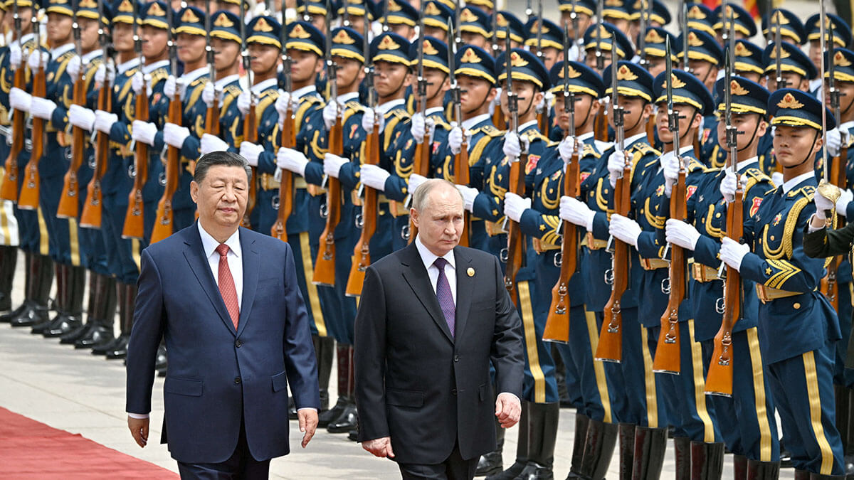 El presidente ruso Vladimir Putin y el presidente chino Xi Jinping asisten a una ceremonia oficial de bienvenida en Pekín, China, el 16 de mayo de 2024 - SPUTNIK/SERGEI BOBYLEV vía REUTERS